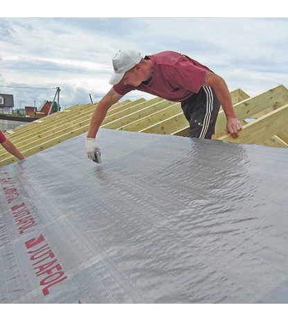 Гидроизоляционная диффузионная ламинированная плёнка Ютафол Д Сильвер Лайт