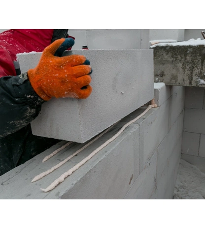 Профессиональная полиуретановая клей-пена KRONbuild, объём 850 мл