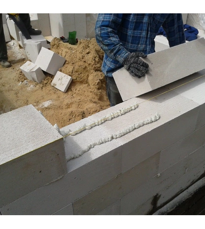 Профессиональная полиуретановая клей-пена KRONbuild, объём 850 мл